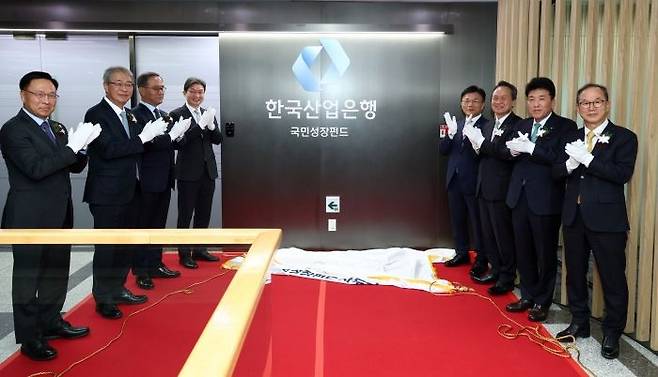 이억원(왼쪽 네번째) 금융위원장이 지난 17일 오후 서울 여의도 산업은행 별관에서 열린 국민성장펀드 사무국 현판식에서 박상진 산업은행 회장 및 5대 금융지주 회장과 현판식을 마치고 기념촬영을 하고 있다. ⓒ뉴시스