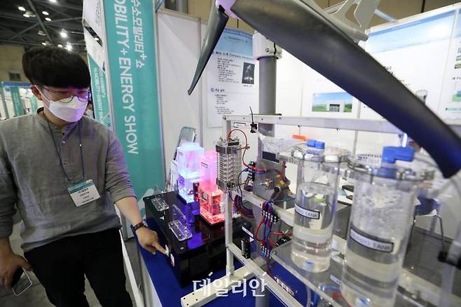 PEM형 수전해장치를 시연하는 모습.ⓒ뉴시스