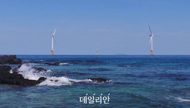 제주시 월정리 앞바다에 위치한 해상 풍력발전기의 모습.ⓒ뉴시스