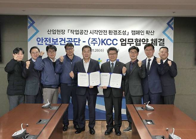 백창기 KCC 부사장(왼쪽 다섯 번째)이 26일 서울 KCC 본사에서 열린 협약식에서 김현중 한국산업안전보건공단 이사장(왼쪽 여섯 번째)과 기념 촬영을 하고 있다. KCC 제공
