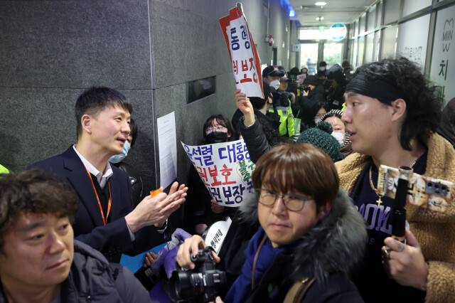 ‘윤석열 방어권 안건’이 상정된 전원위원회가 열리기로 한 2025년 2월10일 오전, 인권위 1층 로비에서 윤석열 지지자들이 뒤엉켜 혼잡을 빚자 인권위 직원이 질서를 지켜 달라고 요청하고 있다. 김영원 기자 forever@hani.co.kr