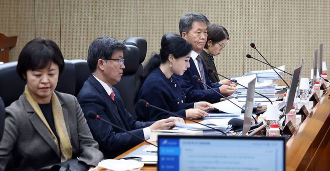 ‘윤석열 방어권 안건’이 상정된 2025년 2월10일 인권위원들이 자리에 앉아있다. 왼쪽부터 소라미·김용직·이한별·김용원·남규선 위원. 공동취재사진