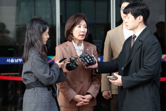 나경원 국민의힘 의원이 지난 20일 오후 서울 양천구 서울남부지법에서 열린 ‘국회 패스트트랙 충돌’ 사건 선고 공판에서 벌금형을 선고받고 나와 취재진의 질문에 답하고 있다. 김영원 기자 forever@hani.co.kr