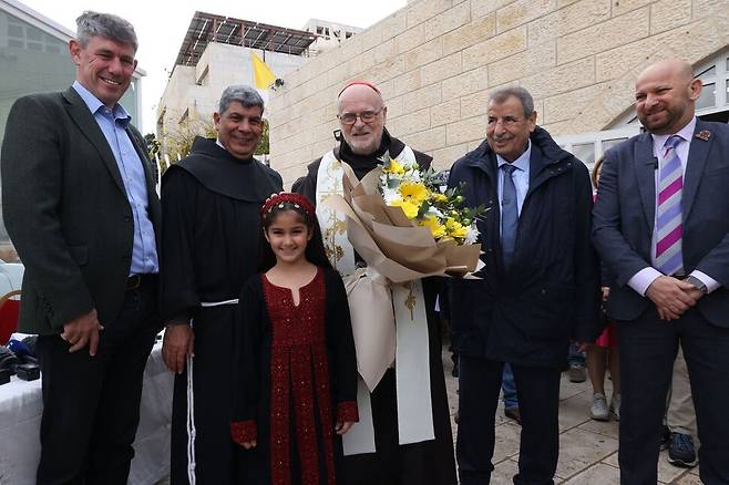 안데르스 아르보렐리우스 스웨덴 추기경(가운데)이 가자지구에서 온 팔레스타인 소녀로부터 꽃다발을 받고 기념촬영을 하고 있다. AFP 연합뉴스