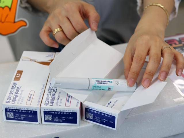 2024년 10월 서울 강남구 한 약국에서 약사가 입고된 비만치료제 위고비를 정리하고 있다. 뉴스1