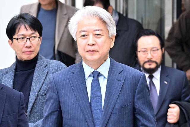 노웅래(왼쪽 두 번째) 전 더불어민주당 의원이 26일 서울 서초구 서울중앙지법에서 열린 선고 공판에서 무죄를 선고받은 뒤 법원을 나서고 있다. 민경석 기자
