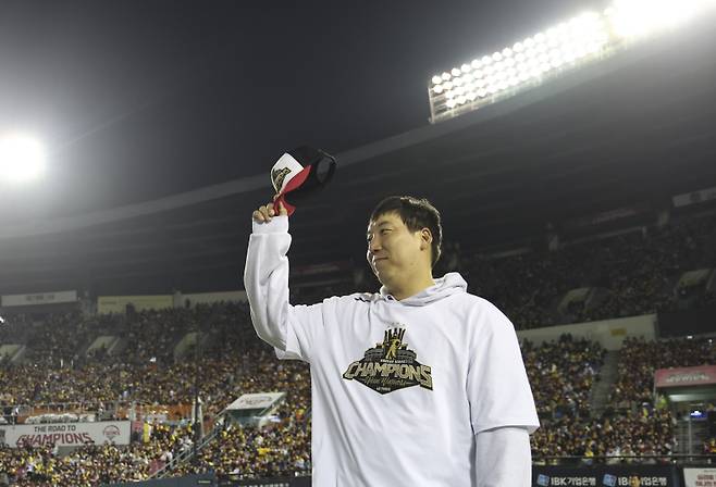 <yonhap photo-3527="">(서울=연합뉴스) 윤동진 기자 = LG 트윈스 김현수가 1일 잠실야구장에서 열린 ‘한국시리즈 통합우승 IN 잠실’ 행사에서 팬들에게 인사를 하고 있다. 2025.11.1 mon@yna.co.kr/2025-11-01 20:06:52/ <저작권자 ⓒ 1980-2025 ㈜연합뉴스. 무단 전재 재배포 금지, AI 학습 및 활용 금지></yonhap>