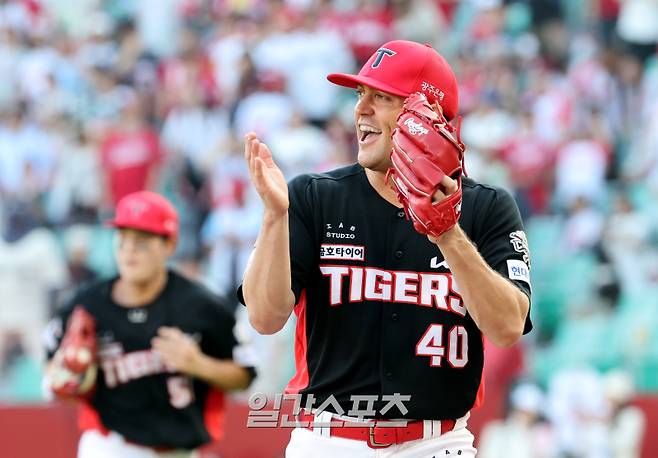 22일 오후 인천 SSG 랜더스필드에서 열린 2025 프로야구 KIA 와 SSG경기. KIA 선발 네일이 5회 SSG 박성한을 병살 아웃시켜 이닝을 종료하며 환호하고 있다. 인천=정시종 기자 capa@edaily.co.kr /2025.06.22.