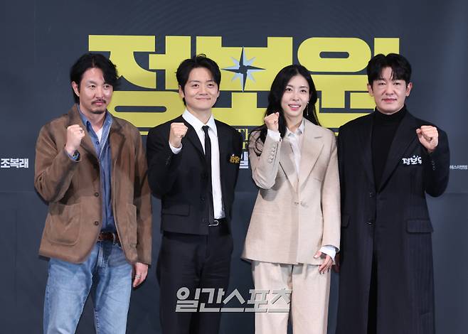 김석 감독, 배우 조복래, 서민주, 허성태가 20일 오후 서울 용산구 CGV용산아이파크몰에서 열린 영화 '정보원' 언론배급시사회 및 기자간담회에 참석해 포토타임을 갖고 있다. 서병수 기자 qudtn@edaily.co.kr /2025.11.20/