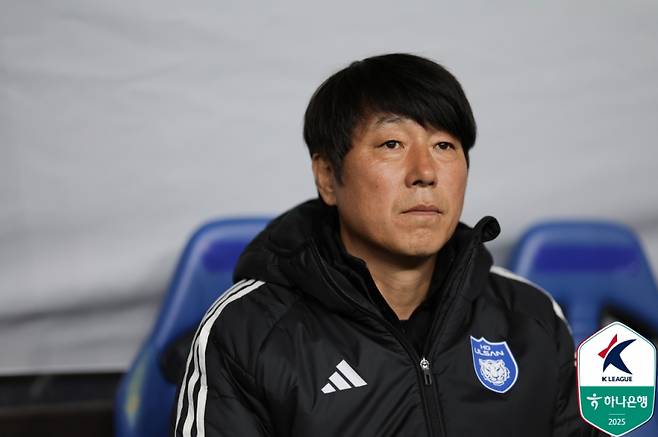 노상래 울산 감독대행이 26일 울산문수축구경기장에서 열린 부리람과의 2025~26 ACLE 리그스테이지 5차전 중 그라운드를 지켜보고 있다. 사진=프로축구연맹