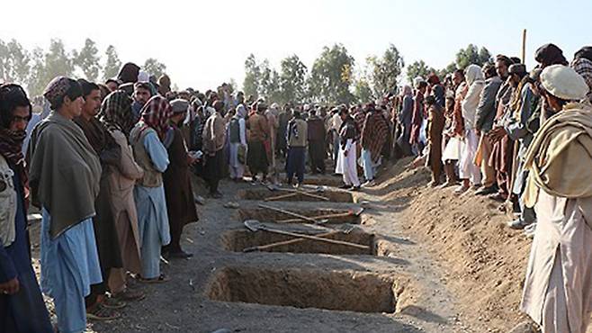 사망자들 매장하는 아프간 호스트주 주민들