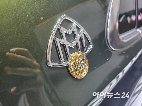 '메르세데스-마이바흐 S-클래스 V12 에디션'에 적용된  24캐럿 순금 소재의 메달 링. [사진=김종성 기자]