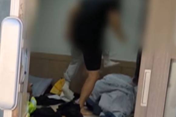 강원 속초경찰서는 양양군청 소속 7급 공무원 A씨를 직장 내 괴롭힘 등 혐의로 처벌해 달라는 환경미화원 3명의 고소장을 접수했다. 사진은 해당 공무원이 환경미화원을 발로 밟는 것으로 추정되는 모습. [사진=MBC 보도화면 캡처]