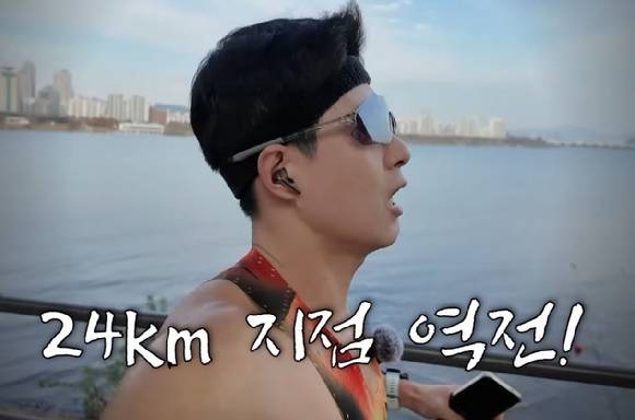 한 러닝 유튜버가 마곡에서 잠실을 오가는 '한강버스'와의 속도 대결에서 승리했다. 사진은 한강버스와 대결 중인 유튜버 '진코치'. [사진=유튜브 '마라트레이너']