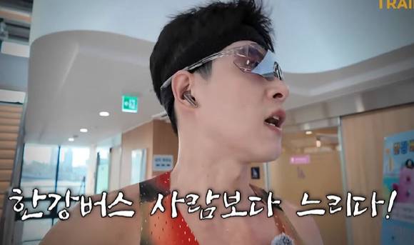 한 러닝 유튜버가 마곡에서 잠실을 오가는 '한강버스'와의 속도 대결에서 승리했다. 사진은 한강버스와 대결에서 승리한 유튜버 '진코치'. [사진=유튜브 '마라트레이너']