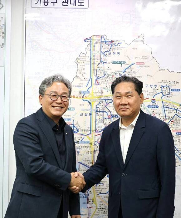 지난 9월 16일 김용석 신임 대광위원장(오른쪽)과 손명수 의원이 간담회에 앞서 악수를 하고 있다. [사진=손명수 의원실]