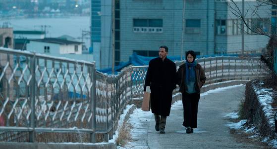 소설 속 속초의 배경은 2010년대 초반. 2023년, 촬영을 위해 찾은 속초는 소설 속 배경과 사뭇 달라진 상태였다. 감독인 가무라 고야는 원작 작가와의 의논 끝에 "속초와 수하가 모두 변화하는 느낌을 살려 담자"고 결정을 내렸다. 사진 누리픽쳐스