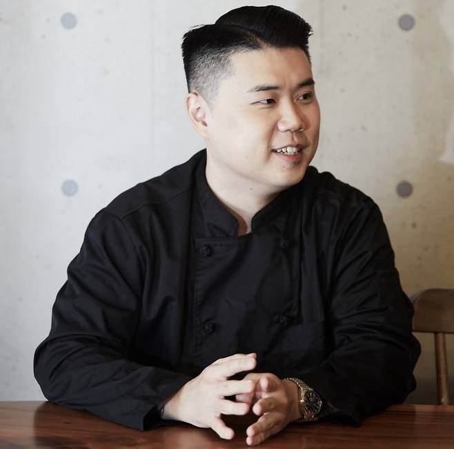 권성준 셰프가 서울 용산구 '비아 톨레도 파스타 바'에서 한국경제신문과 인터뷰를 하고 있다. ⓒ문덕관