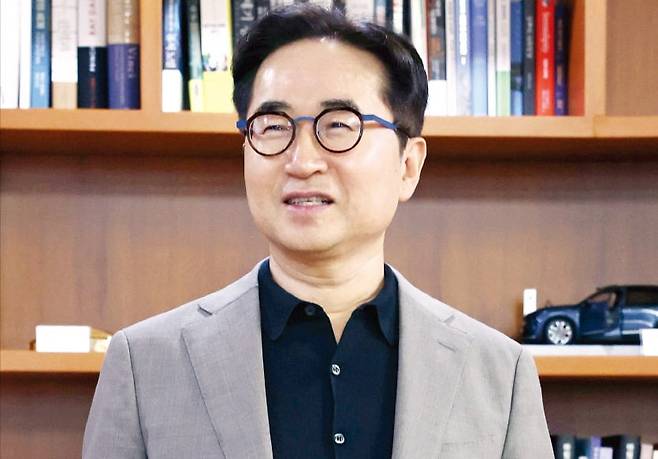 < 공대 중요성 강조한 장덕현 > 장덕현 삼성전기 최고경영자(CEO·사장)가 삼성전기 수원사업장에서 한국경제신문과 인터뷰를 하고 있다. 홍용택 서울대 전기정보공학부 학부장도 대화에 참여했다. 장 사장 앞에 놓인 상자는 그가 삼성전자에서 삼성전기로 옮길 때 전자 직원들이 선물로 준 장 사장 사무실 모형이다.   김범준 기자