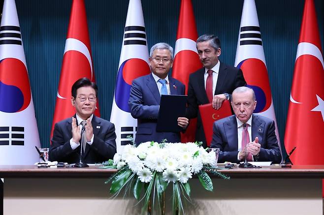 김동철 한국전력공사 사장과 네자티 야마츠 튀르키예 원자력공사 사장이 24일(현지시간) 튀르키예 앙카라 대통령궁에서 이재명 대통령과 레제프 타이이프 에르도안 튀르키예 대통령이 참석한 가운데 원자력 에너지 협력에 관한 MOU를 체결한 뒤 기념촬영을 하고 있다.  사진=연합뉴스