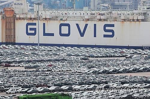 현대글로비스 선박 앞에서 수출을 기다리고 있는 자동차. 연합뉴스