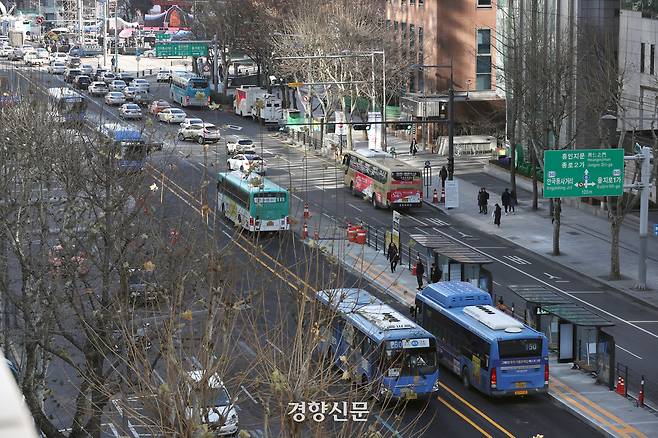 종로 중앙버스전용차로가 개통된 2017년 12월 31일 시내버스들이 개통된 버스중앙차로로 운행하고 있다. 종로 중앙버스전용차로는 세종대로 사거리부터 흥인지문 교차로 구간 2.8km로 만들어졌다. 권도현 기자