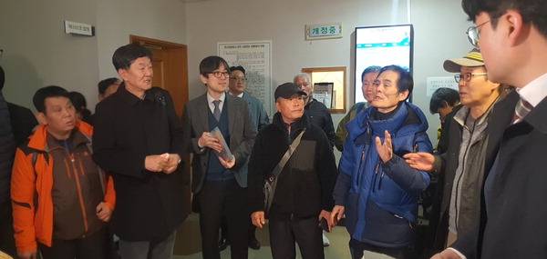 26일 부산지법 민사11부 심리로 열린 영화숙 재생원 사건 국가 상대 손해배상 소송 변론기일 뒤 피해자와 변호인단이 향후 계획을 설명하고 있다.   신심범 기자