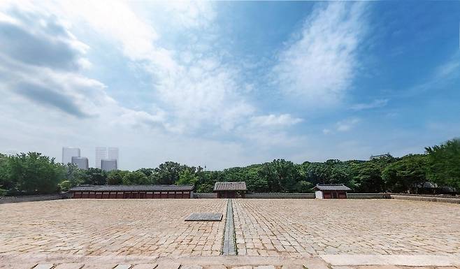A rendered image provided by the Seoul Metropolitan Government shows how skyscrapers built in Sewoon District No. 4 under the city’s relaxed height restrictions would appear from the main hall of Jongmyo Shrine. [SEOUL METROPOLITAN GOVERNMENT]
