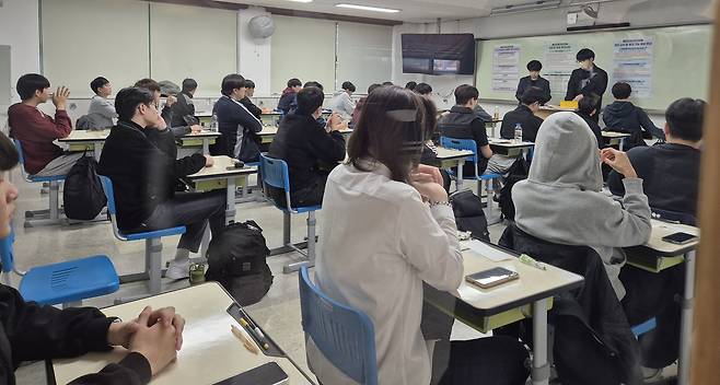 Students make final preparations before the 2026 College Scholastic Ability Test at Sapa High School, the second testing site in the Changwon district of the South Gyeongsang Office of Education, on the morning of Nov. 13. [YONHAP]