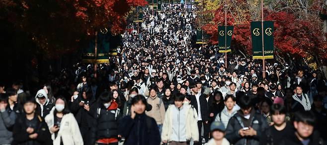 As university admissions continue after the College Scholastic Ability Test, students leave the test site at Sungkyunkwan University in central Seoul on Nov. 15 after completing the school’s essay-based admissions exam for the 2026 academic year. [YONHAP]