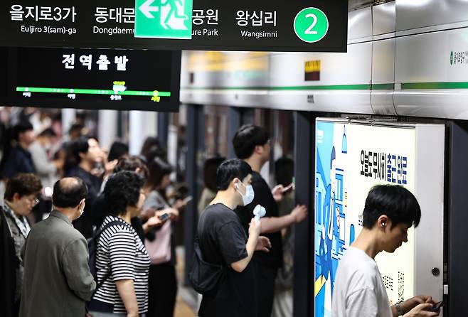 Passengers are seen waiting for the next subway train at Seoul National University Station on subway line 2 in Gwanak District, southern Seoul on July 4. [NEWS1]