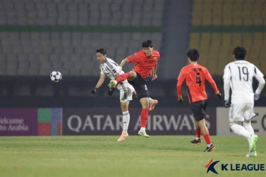 경합하는 마치다 젤비아의 오세훈과 강원FC의 박호영 / 사진=한국프로축구연맹 제공. 연합뉴스