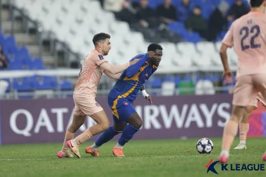 볼을 다투는 말컹. 사진[연합뉴스]