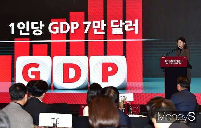 이예빈 머니S 기자가 25일 오전 서울 영등포구 여의도 콘래드 서울에서 열린 '어센드 코리아7' 출범식에서 어센드코리아7는 무엇을 말하려고 하는가를 주제로 발표하고 있다. / 사진=장동규 기자