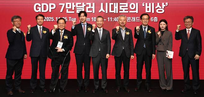 대한민국이 1인당 국내총생산(GDP) 7만달러 시대를 향해 나아가기 위해서는 사회·정치·경제 전반의 대대적 혁신이 요구되는 가운데 정년 연장 문제는 더 이상 미룰 수 없는 핵심 과제로 꼽힌다. 사진은 김형기 머니S 대표이사(왼쪽부터), 이경구 김앤장 변호사, 윤만호 EY한영 화장, 박성훈 국민의힘 의원, 홍선근 머니S 회장, 홍성국 더불어민주당 전 최고위원, 김화진 미시간대 로스쿨 석좌교수, 이예빈 머니S 기자, 오병상 머니S 상임고문이 25일 서울 영등포구 여의도 콘래드서울에서 열린 머니S 주최 '어센드 코리아 7' 포럼에서 기념촬영을 하고 있는 모습. /사진=장동규 기자(머니S)