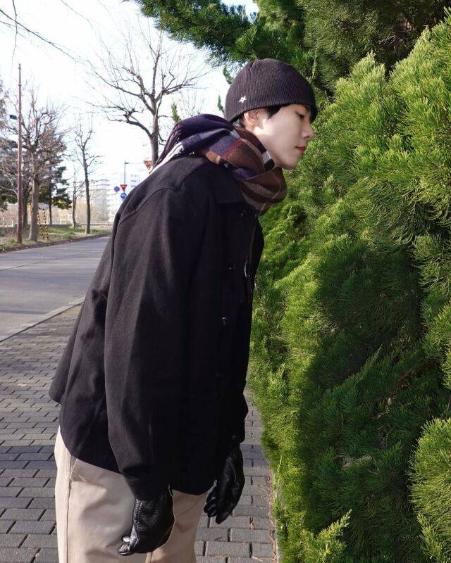 주우재가 자신만의 목도리 스타일링 팁을 전했다. / 주우재 인스타그램