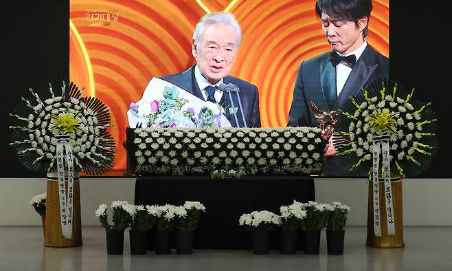 25일 현역 ‘최고령 배우’로 활동해온 배우 이순재가 별세했다. 같은 날 서울 여의도 KBS 본관 내 시청자광장에 추모 공간이 마련되어 있다. KBS는 누구나 와서 추모의 뜻을 밝힐 수 있다고 설명했다. [연합]