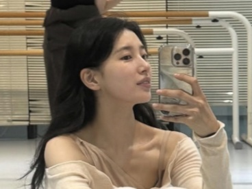 애플 아이폰을 사용하는 수지 [수지 SNS 갈무리]