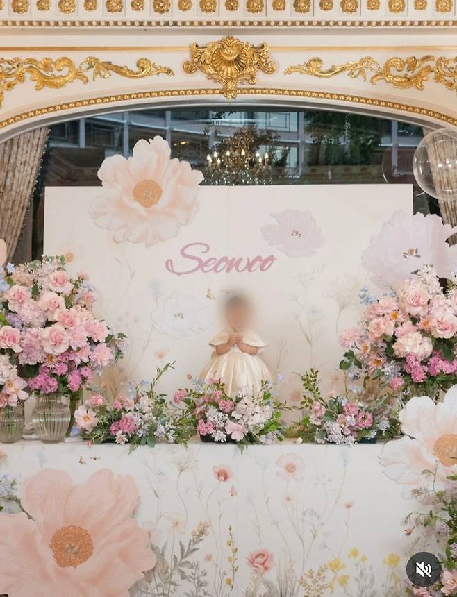 [서울=뉴시스] 가수 겸 배우 이정현이 둘째 딸의 돌잔치 사진을 공개했다. (사진=이정현 인스타그램 캡처) 2025.11.26. photo@newsis.com *재판매 및 DB 금지