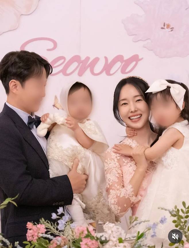 [서울=뉴시스] 가수 겸 배우 이정현이 둘째 딸의 돌잔치 사진을 공개했다. (사진=이정현 인스타그램 캡처) 2025.11.26. photo@newsis.com *재판매 및 DB 금지