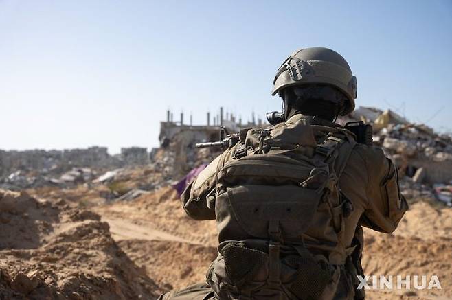 [AP/뉴시스]  지난 4월 21일 이스라엘군이 배포한 가자지구 라파시와 칸 유니스 지역의 이스라엘군 작전 모습. 이스라엘군은 정전 협정이 발효된 10월 10일 이후에도 매일 수색전을 벌여 345명을 살해했고 땅굴에서도 총 22명을 사살했다. 2025. 11.26.