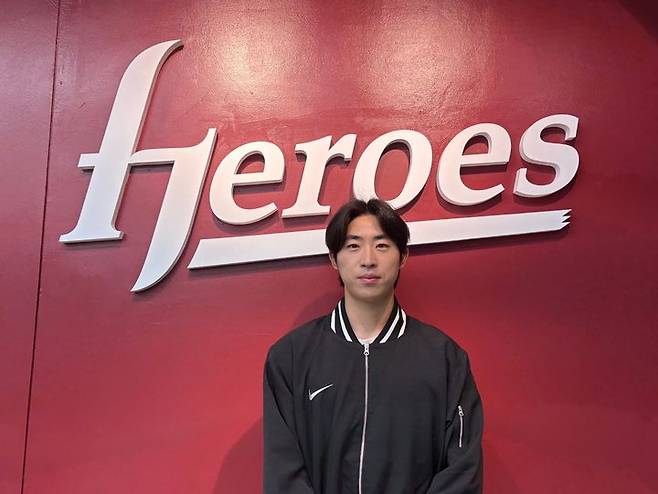 [서울=뉴시스] 신유림 기자=프로야구 키움 히어로즈에 새 둥지를 튼 우완 투수 배동현이 지난 24일 고척스카이돔에서 설종진 감독과 첫인사를 나눈 뒤 취재진을 만나 사진을 찍고 있다. 2025.11.26. spicy@newsis.com *재판매 및 DB 금지