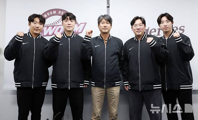[서울=뉴시스] 김진아 기자 = 설종진(가운데) 키움 히어로즈 감독이 24일 서울 고척스카이돔에서 키움 2차 드래프트 지명 선수인 추재현, 박진형, 안치홍, 배동현과 인사를 나눈 뒤 기념촬영을 하고 있다. 2025.11.24. bluesoda@newsis.com