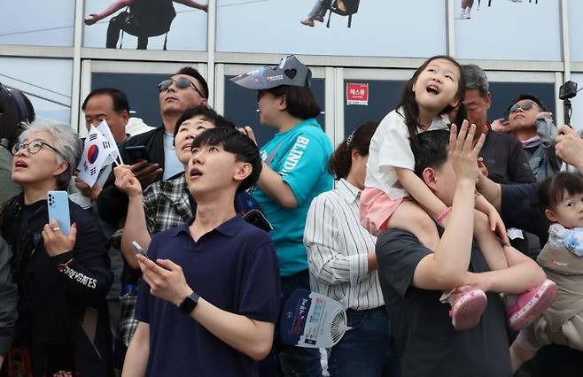 지난 23년 5월 25일 누리호 3차 발사 당시 고흥 우주 발사 전망대에서 시민들이 관람하는 모습. 연합뉴스