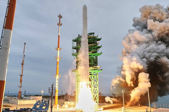 지난 2023년 5월 25일 전남 고흥군 나로우주센터에서 누리호(KSLV-Ⅱ)가 우주로 향하고 있다. 한국항공우주연구원 제공