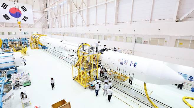 고흥 나로우주센터 조립동에서 지난 19일 연구진들이 누리호 4차 발사 총조립을 진행하는 모습. 항우연 제공