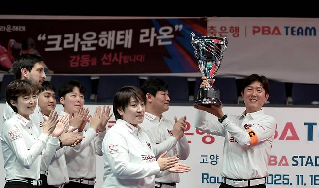 프로당구 팀 리그 4라운드 우승을 차지한 크라운해태 선수들이 기뻐하는 모습. 오른쪽은 주장 김재근. PBA