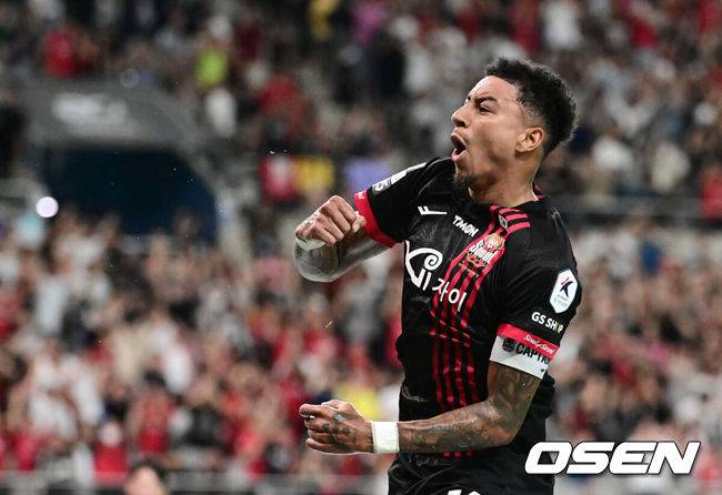 [OSEN=지형준 기자] 10일 오후 서울월드컵경기장에서 ‘하나은행 K리그1 2024’ 22라운드 FC서울과 대전하나시티즌의 경기가 열렸다.서울은 승점 27점(7승 6무 8패)로 6위, 대전은 승점 19점(4승 7무 10패)로 11위를 기록중이다.후반 FC서울 린가드가 역전골을 성공시키며 세리머니를 하고 있다. / jpnews@osen.co.kr