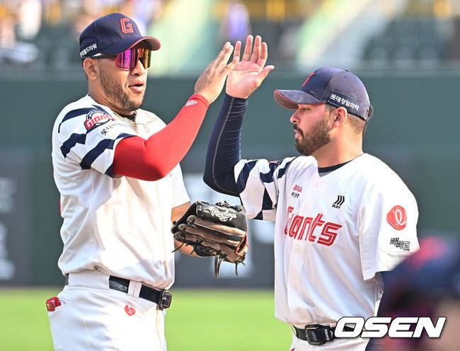 [OSEN=부산, 이석우 기자] 3일 부산 사직야구장에서 2025 신한 SOL 뱅크 KBO 리그 롯데 자이언츠와 키움 히어로즈의 경기가 열렸다. 홈팀 롯데는 감보아가, 방문팀 키움은 김연주가 선발 출전했다.롯데 자이언츠 선발 투수 감보아가 1회초 수비를 마치고 레이예스와 하이파이브를 하고 있다. 2025.06.03 / foto0307@osen.co.kr