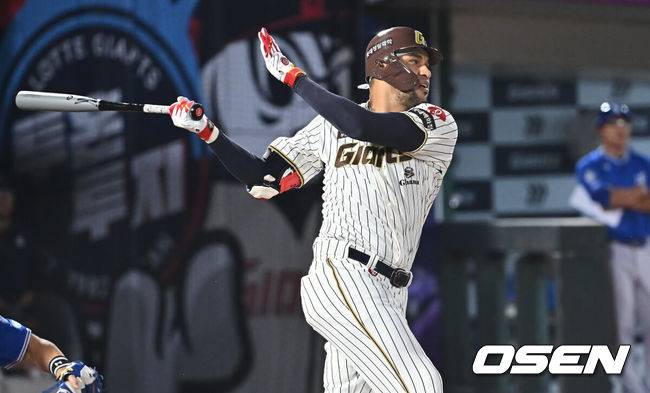 [OSEN=부산, 이석우 기자] 26일 부산 사직야구장에서 2025 신한 SOL 뱅크 KBO 리그 롯데 자이언츠와 삼성 라이온즈의 경기가 열렸다. 홈팀 롯데는 박준우가, 방문팀 삼성은 원태인이 선발 출전했다.롯데 자이언츠 레이예스가 3회말 1사 1,3루 중견수 희생플라이를 치고 있다. 2025.09.26 / foto0307@osen.co.kr